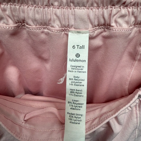 Lululemon Hotty Hot Low Rise Shorts in Dusty Pink - size 6 - Picture 4 of 4